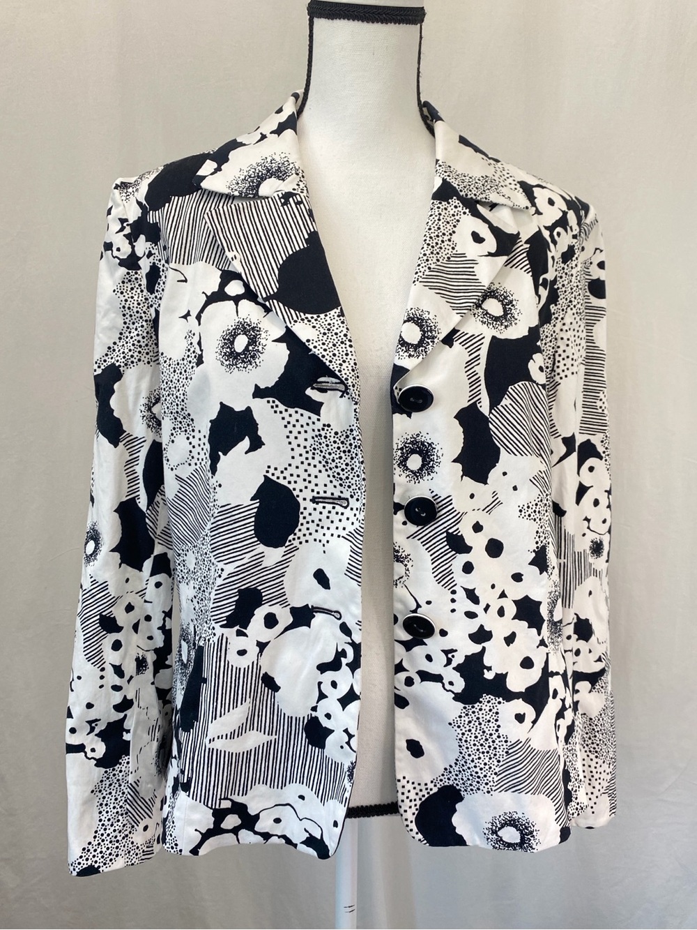 Evan Piccone Black & White Floral Notch Collar Lycra Cotton 3 button Blazer 14